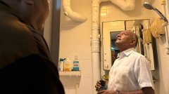 义顺组屋天花板剥落砸伤屋主案 尚穆根登门探望伤者